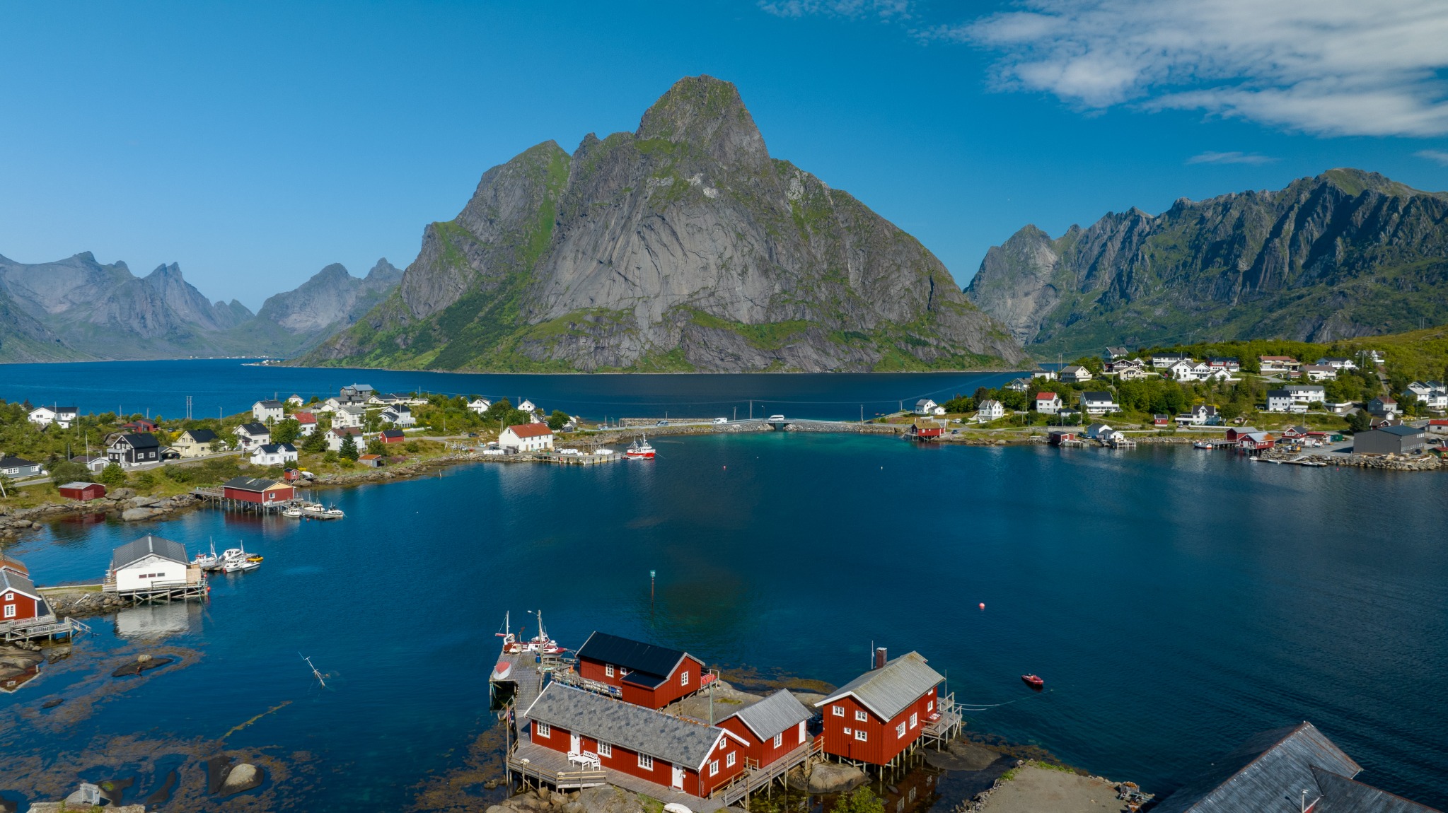 Rorbuer og fjell ved Reine