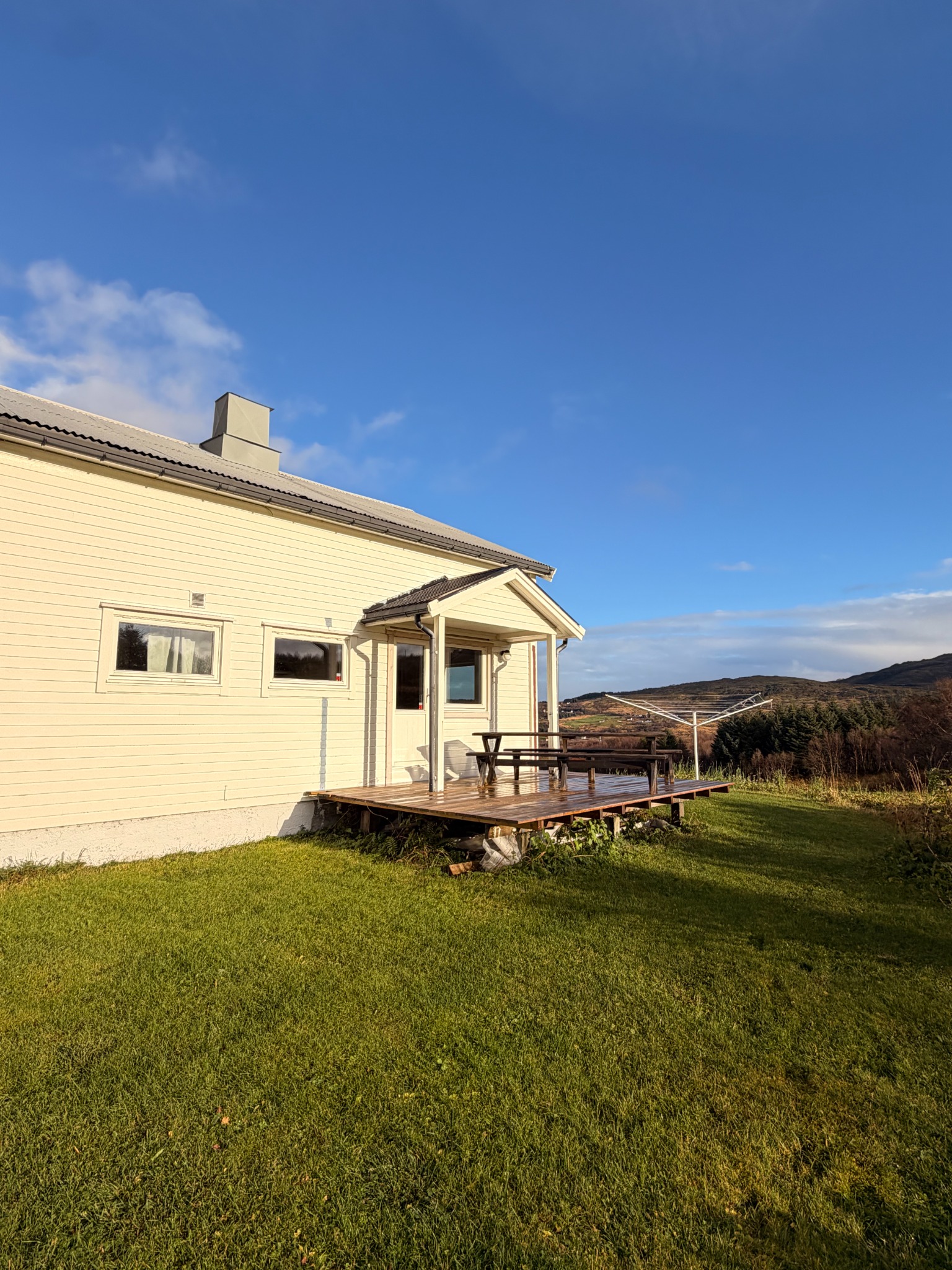 The Lofoten Hideaway med treterrasse og grønn hage