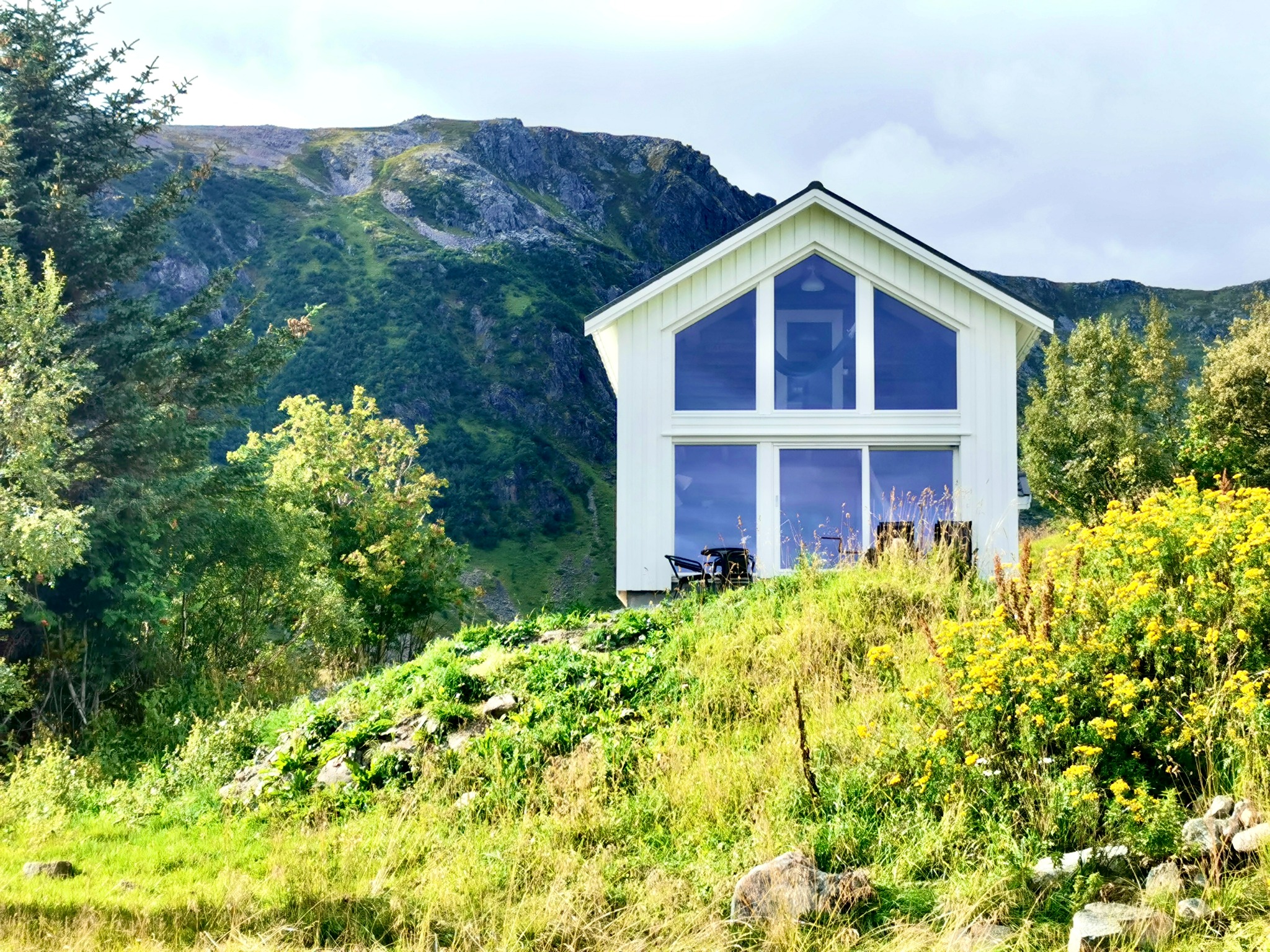 Lofoten Arctic Ridge med store vinduer og fjell i bakgrunnen