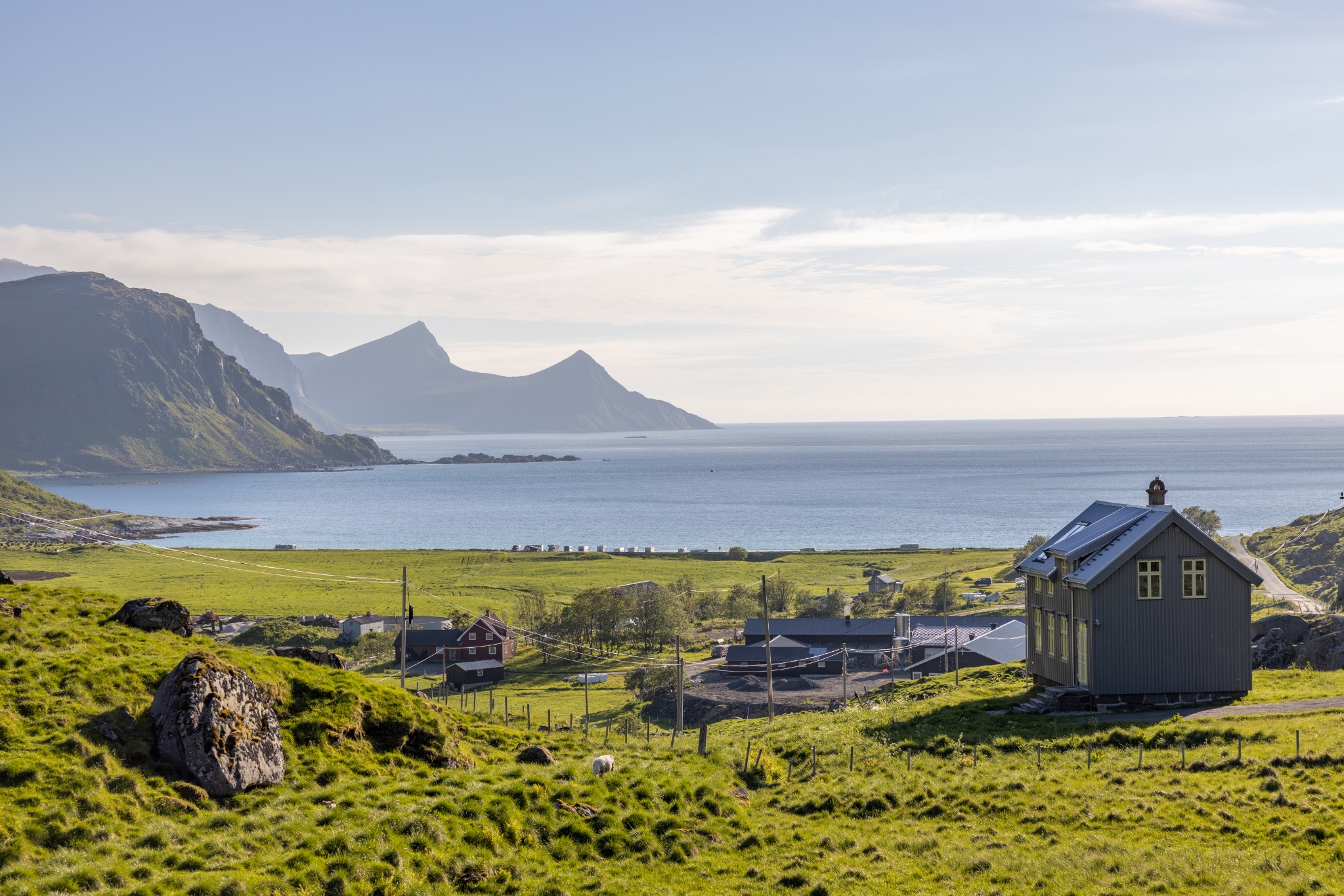 Lofoten Beach House i et grønt kystlandskap på Vestvågøy