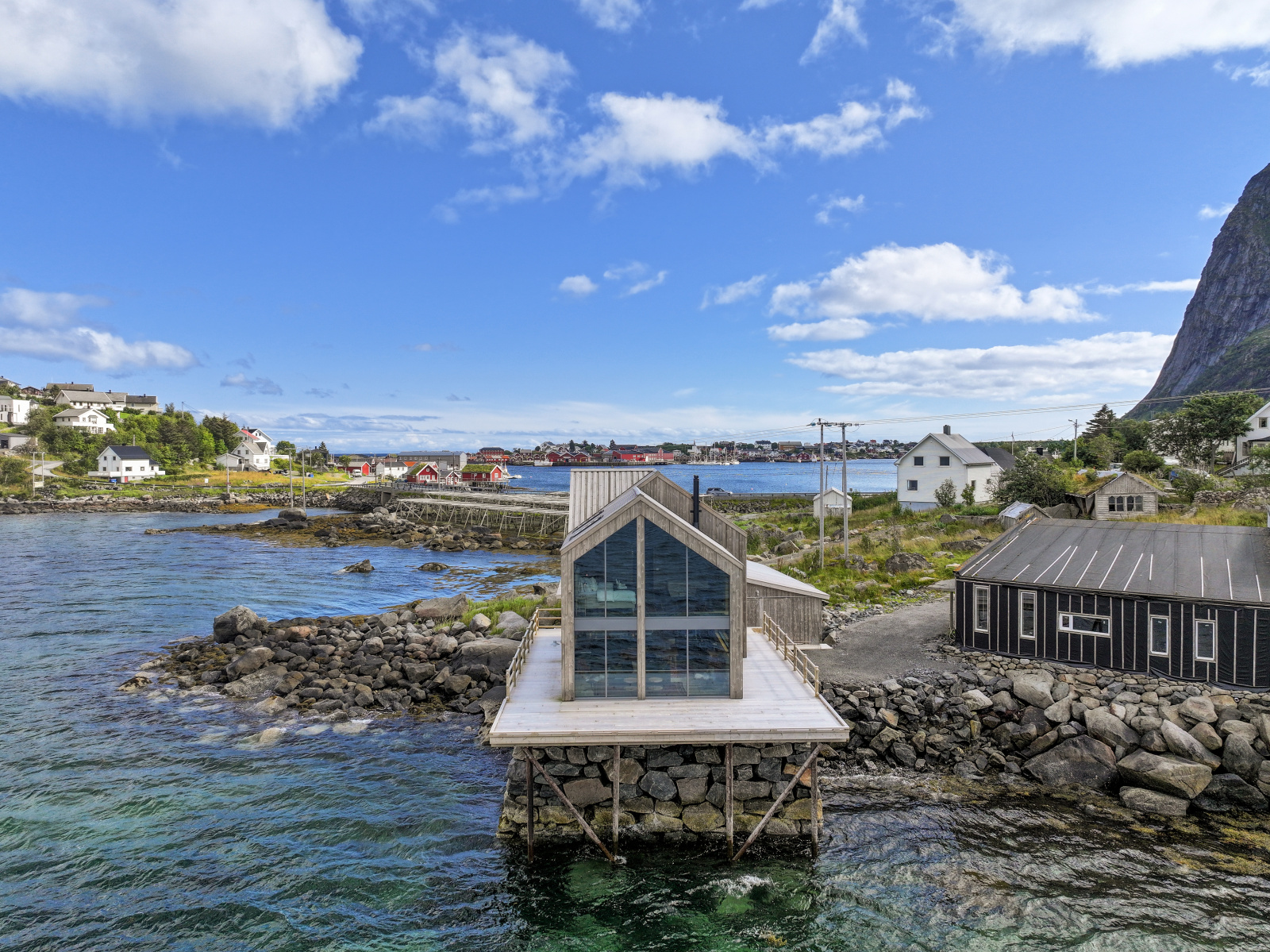 Moderne arkitektur ved fjorden i Reine