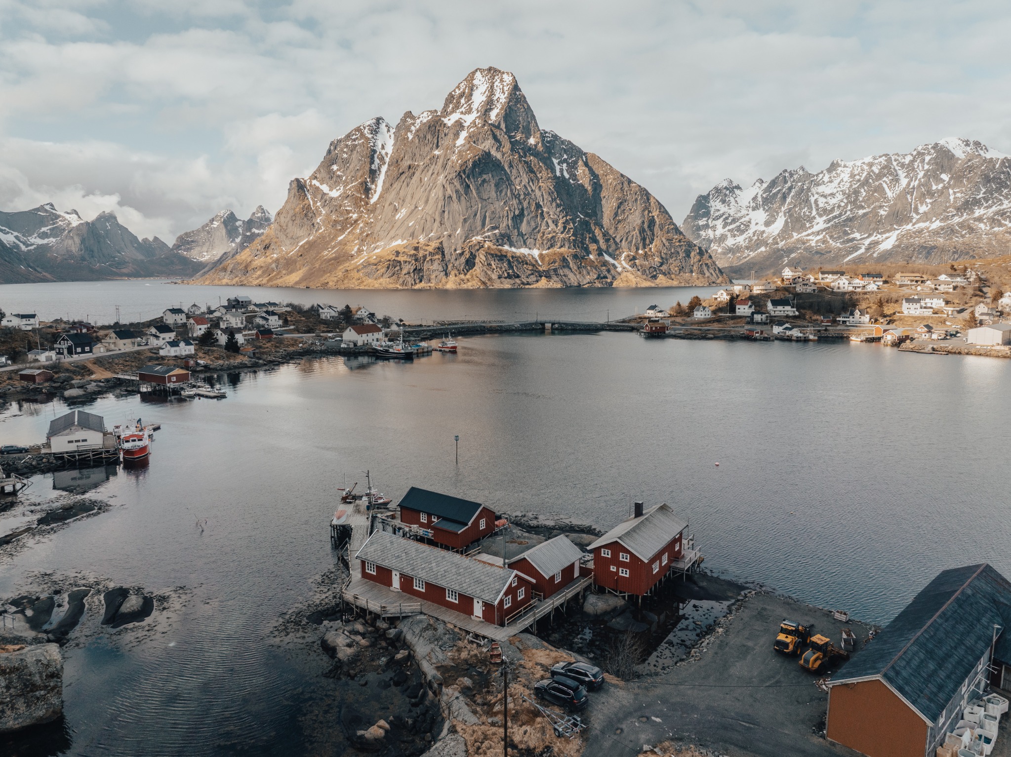Rorbuer og havn under fjellene på Reine