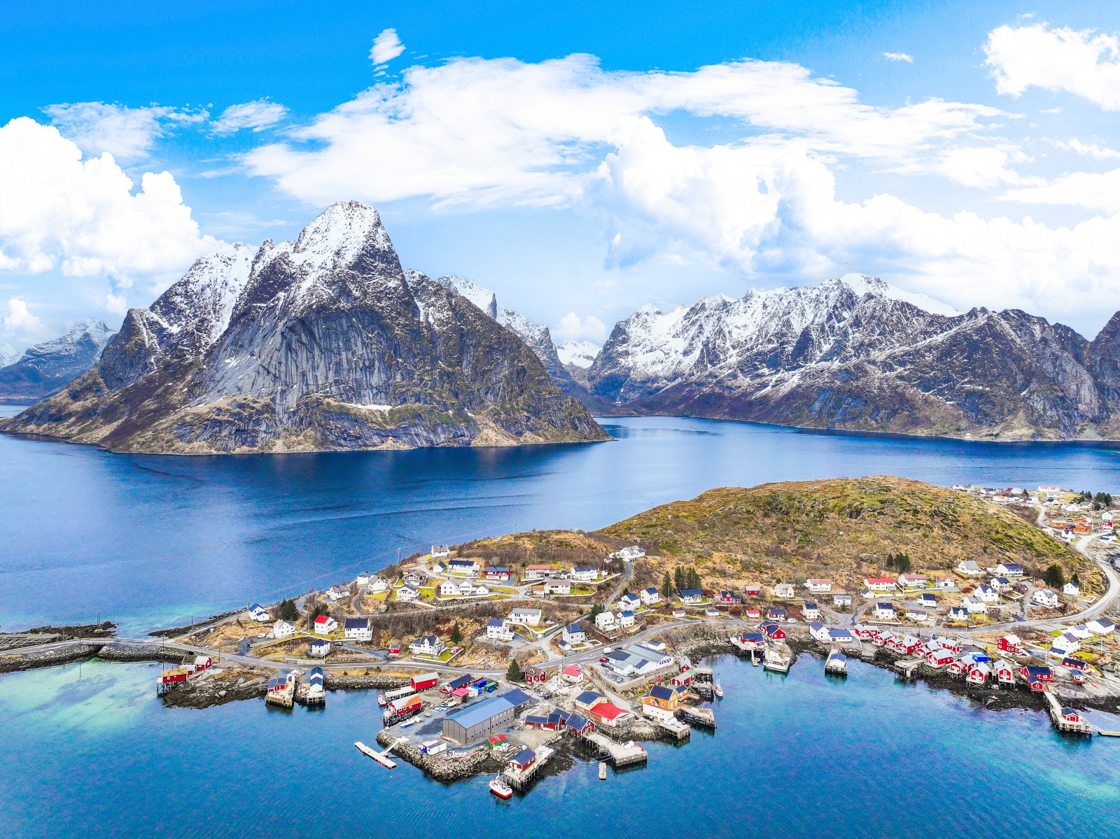 Flyfoto av Reine omgitt av fjord og fjell