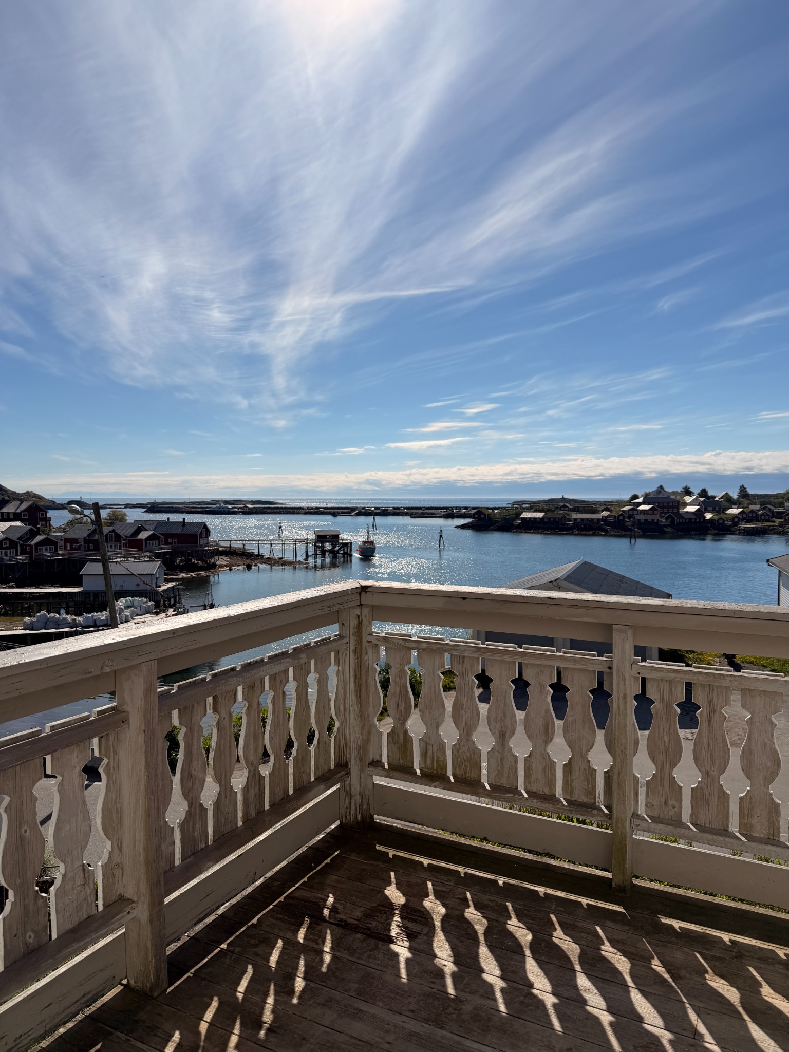 Utsikt fra terrassen ved Reine Viewpoint House mot havnen og havet