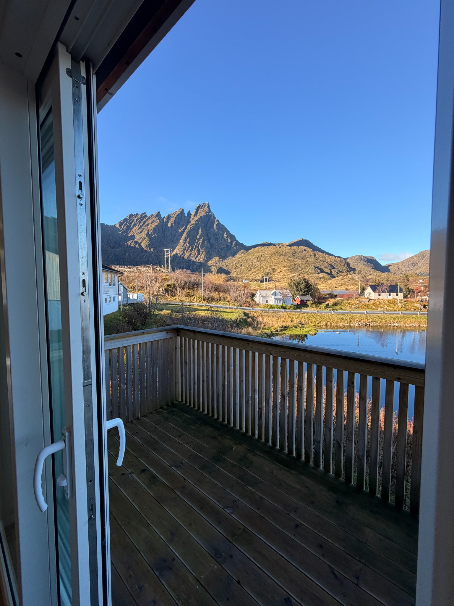 Utsikt fra balkongen ved Skottinden Panorama I Lofoten mot fjell og vann